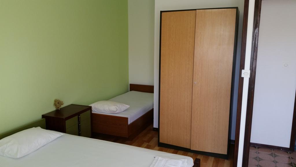 Apartments And Rooms Mirjana ビビニェ 部屋 写真